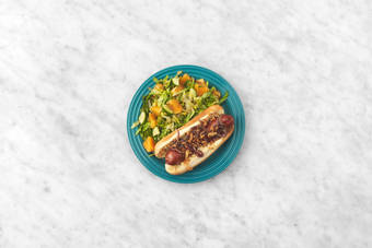 Garnir le pain et servir