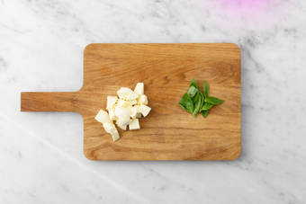 Mozzarella schneiden