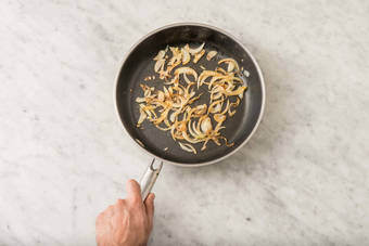 Für die Schmorzwiebeln