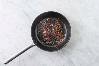 Für die Schmorzwiebeln