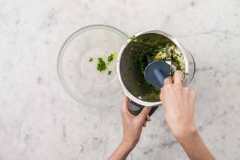 Für die Kräuterbutter