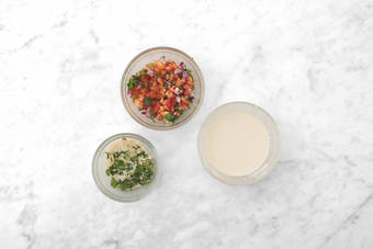 Préparer la pâte et le pico de gallo