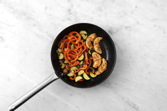 Groenten en kip bakken