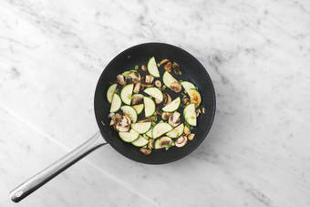 Zalm en groenten bakken