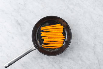 Faire les carottes glacées