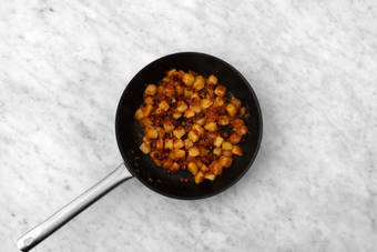 Cuire les papas con chorizo