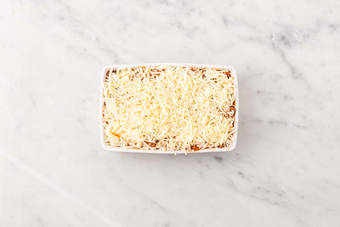 Añade el queso y hornea