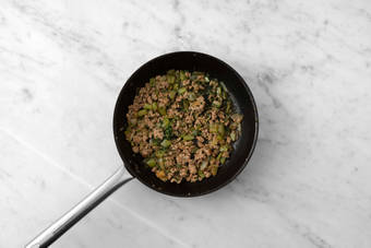 Agrega la carne y la salsa