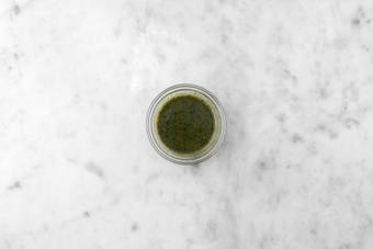 Prepara la salsa de albahaca