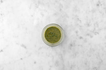 Prepara el aceite de albahaca