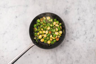 Cuocere i cavolini di Bruxelles