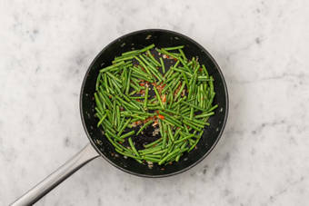 Préparer les haricots verts relevés