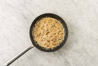 Préparer la sauce aux champignons