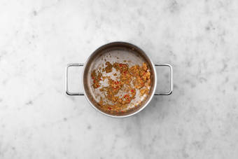 Préparer la pâte de curry