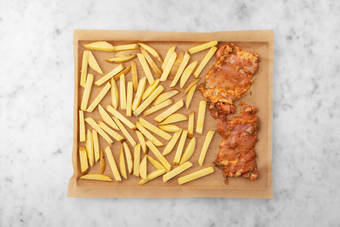 Cuocere patate e pollo