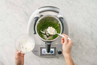 Für die Kräuterfrischecreme