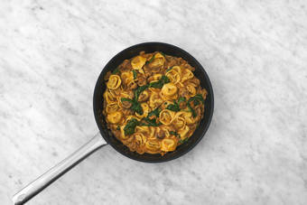 Tilsæt spinat og pasta