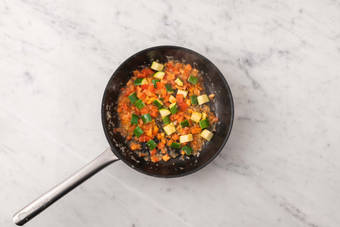 Prepara y saltea las verduras