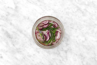 Encurte el jalapeño y la cebolla