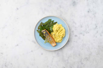 Prepara el puré y emplata