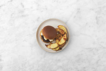 Monta las hamburguesas y emplata