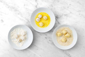 Prepara las bolitas de merluza