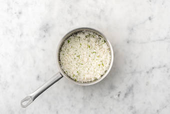 Agrega la coliflor al curry