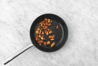 Cuire les dés de porc