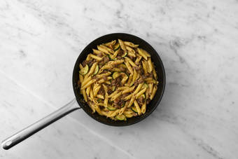 Mélanger les pâtes