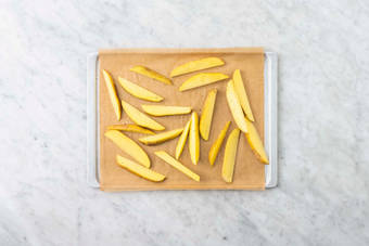 Enfourner les pommes de terre