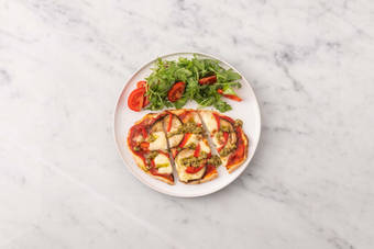 Préparer la salade et servir