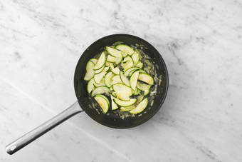 Cuire à l’eau et à la poêle