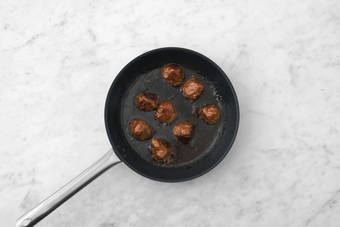 Cuire les boulettes de viande