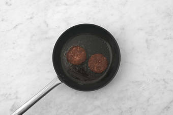 Cuire le steak haché