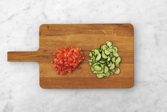Couper la tomate et le concombre