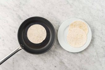 Preparare la salsa yogurt e tostare le tortillas