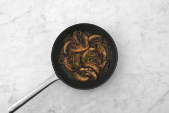 Cuire les portobello