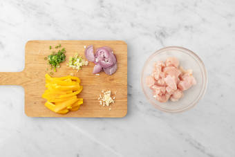 Prepara las verduras y el pollo