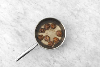 Cuire les boulettes de viande