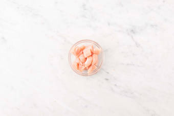 Hähnchenfleisch schneiden