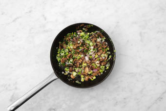 Cuire les légumes et champignons