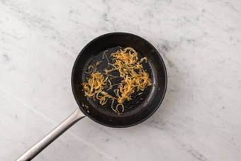 Faire le confit d'oignon