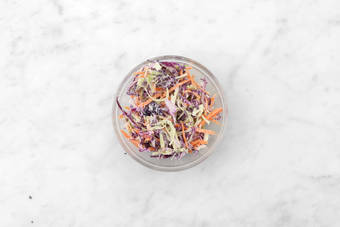 Faire le coleslaw