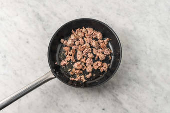 Cuocere la salsiccia 