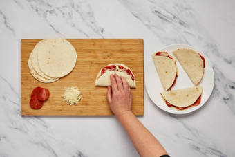 ASSEMBLE PIZZA-DILLAS