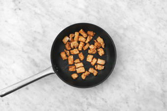 Saltea las verduras y el cerdo