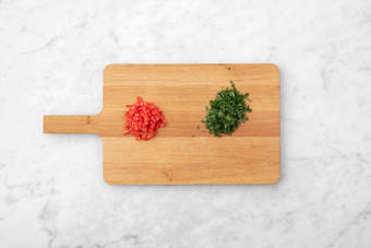 Tomaat en kruiden snijden