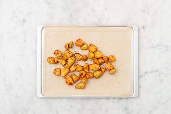 Enfourner les pommes de terre