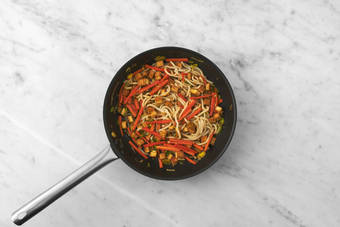 Cuocere e condire i noodles