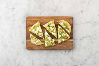 Farcire la pinsa e disporre nei piatti